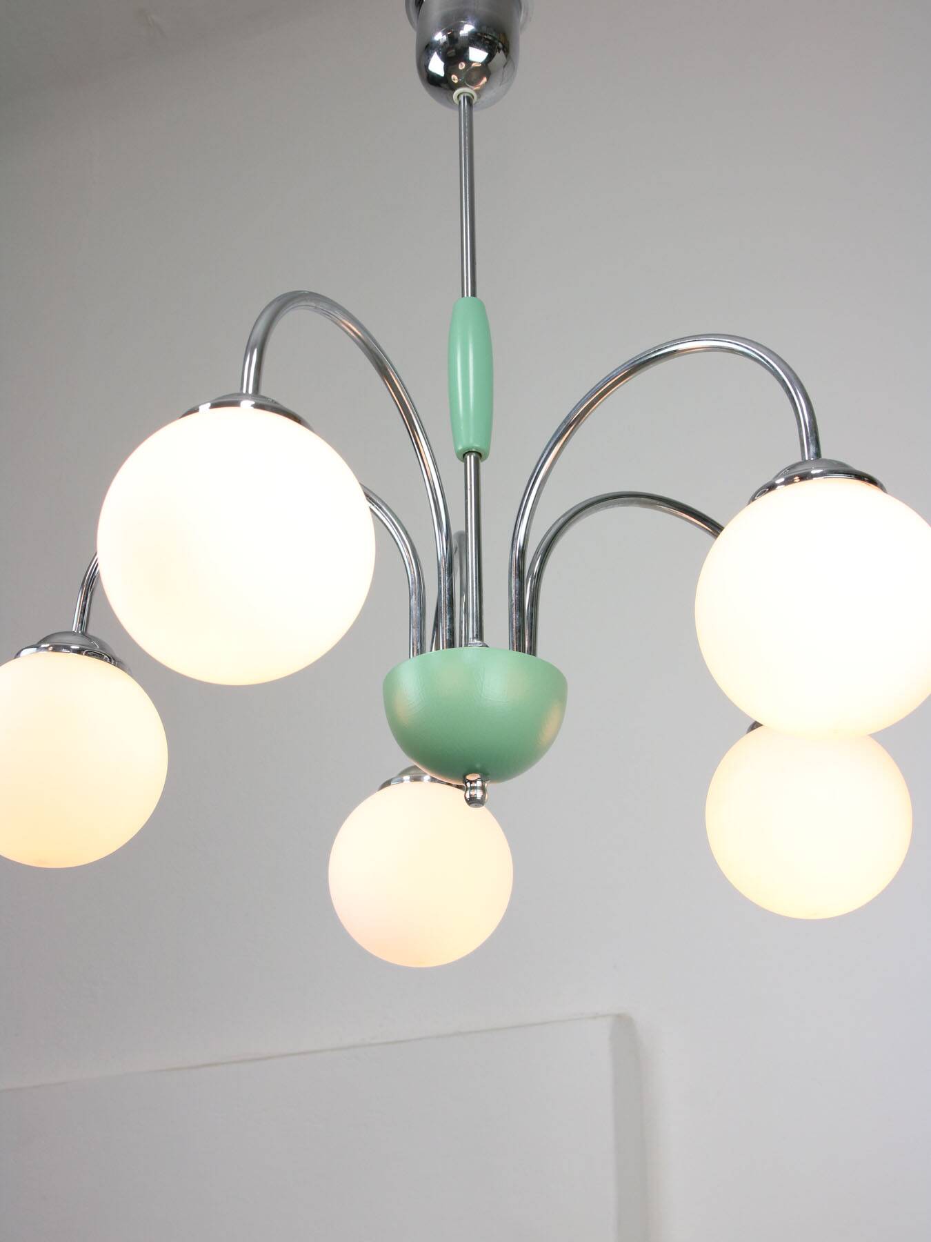 Lustre italien en chrome et opalin du milieu du siècle