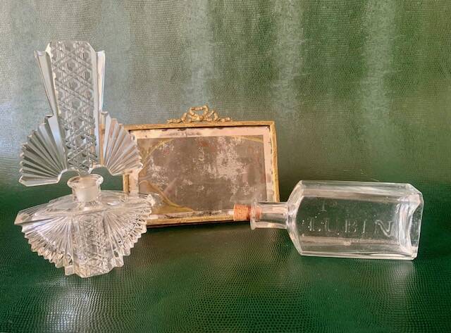 Art Deco perfume bottle in bohemian crystal engraved 1930