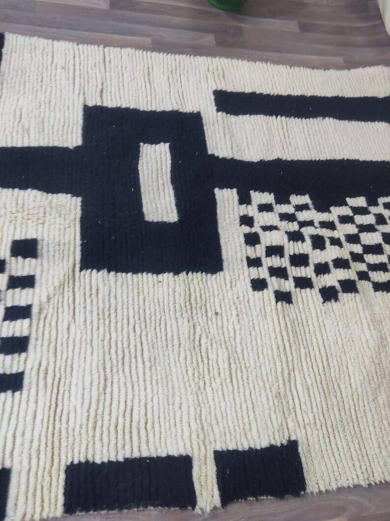 Handmade pure wool rug, natural size 200 x 300 cm.