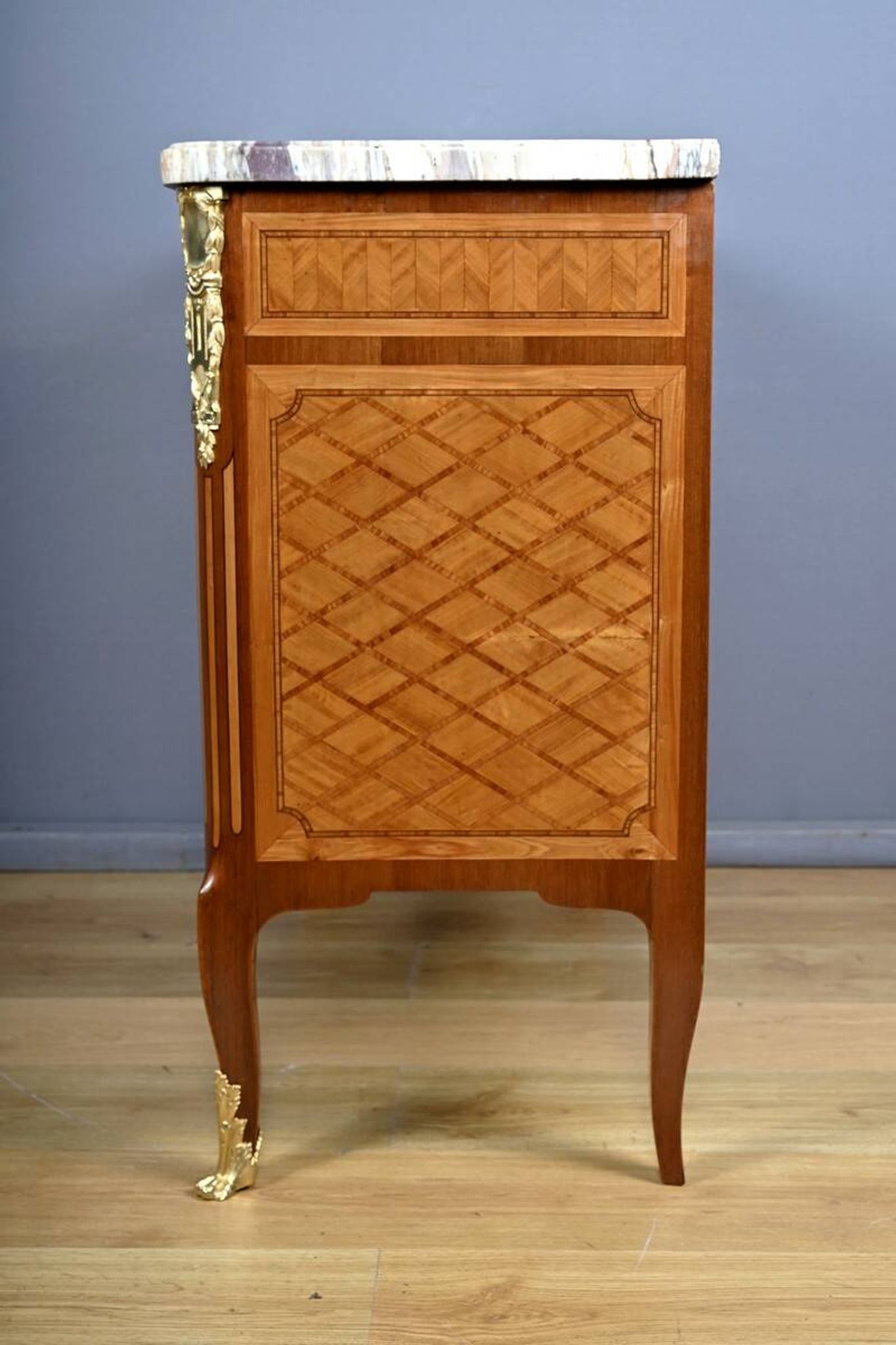 Commode Sauteuse en Marqueterie, style Transition Louis XV Louis XVI – Débu