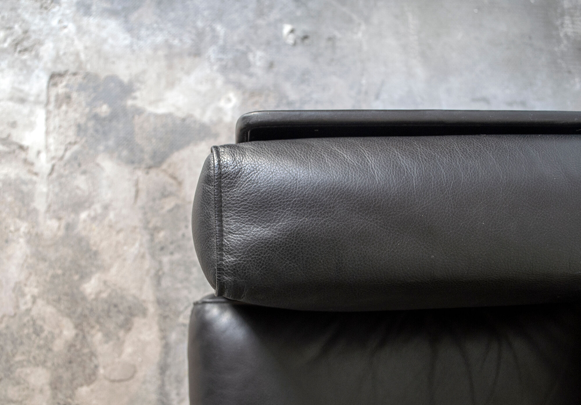 Pair of leather and leather armchairs by Zanotta Italia Anni '80