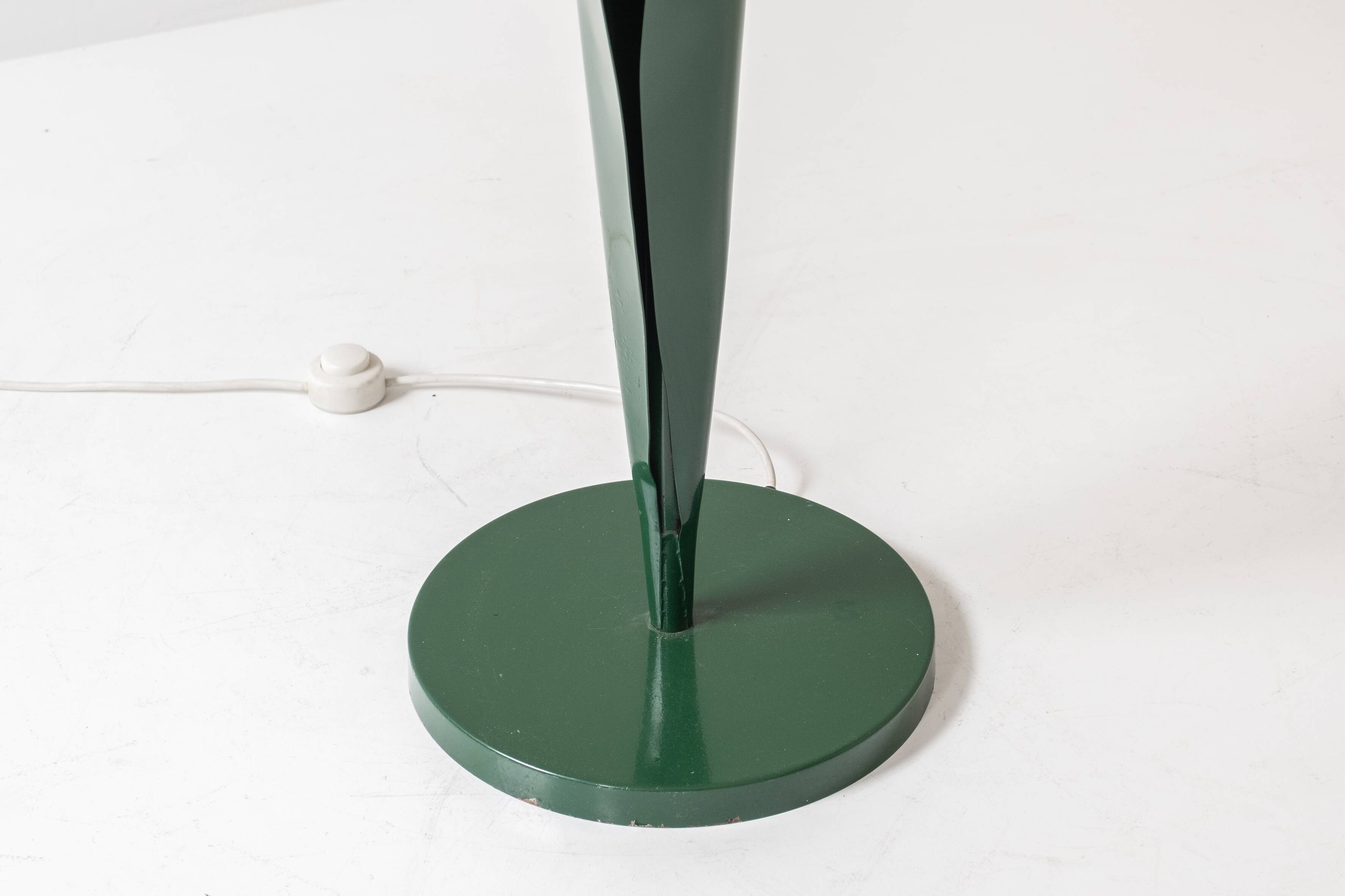 Lovely postmodern tulip flower floor lamp by Peter Bliss for Bliss, UK 1980’s.