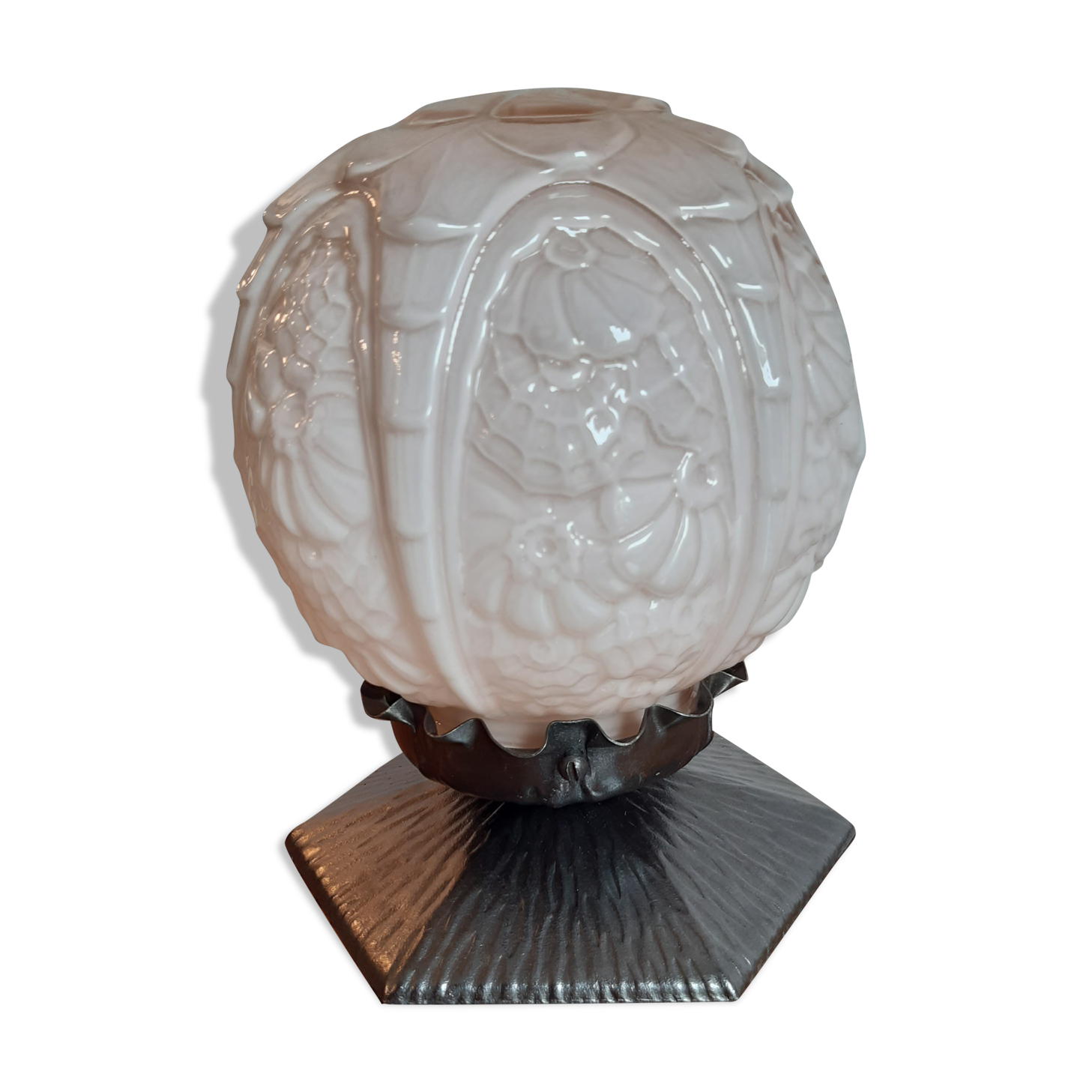 Lampe veilleuse art déco boule verre moulé rosé