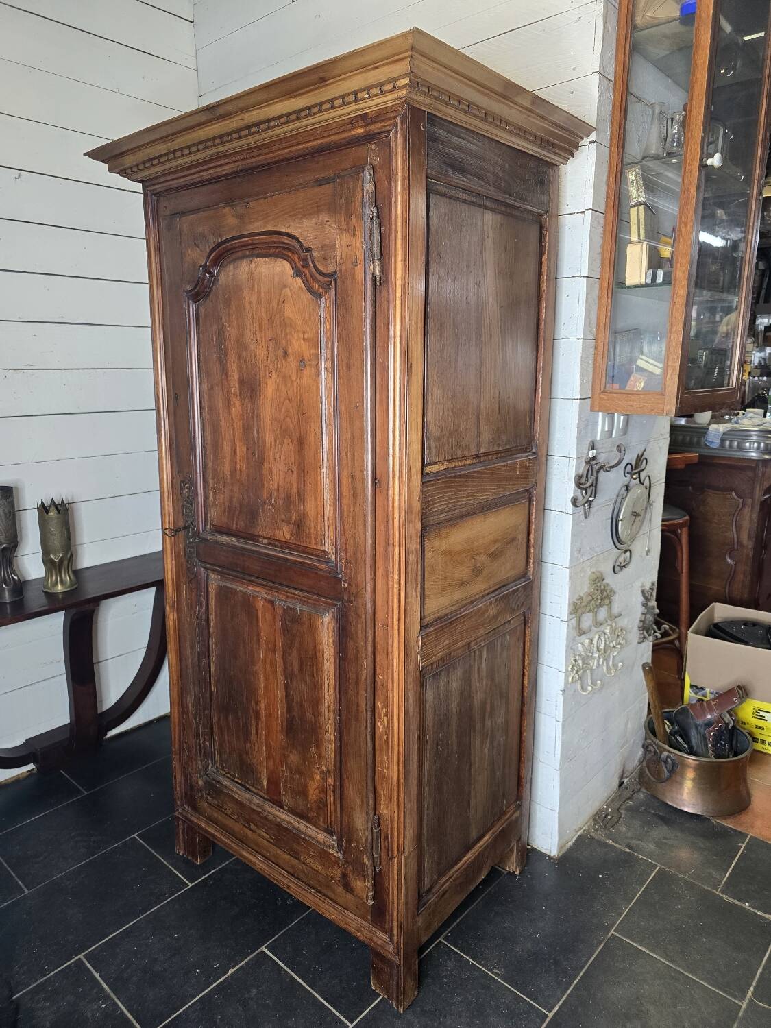 Armoire bonnetière en châtaignier