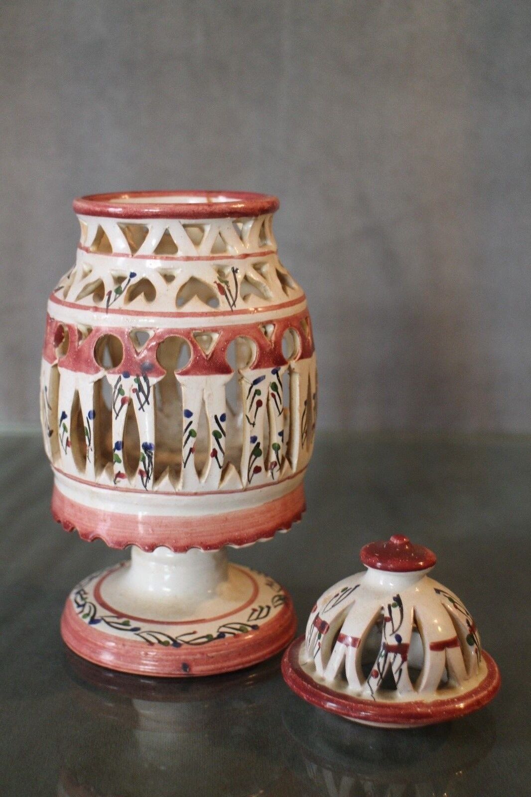 Tealight lamp foot with openwork earthenware decoration