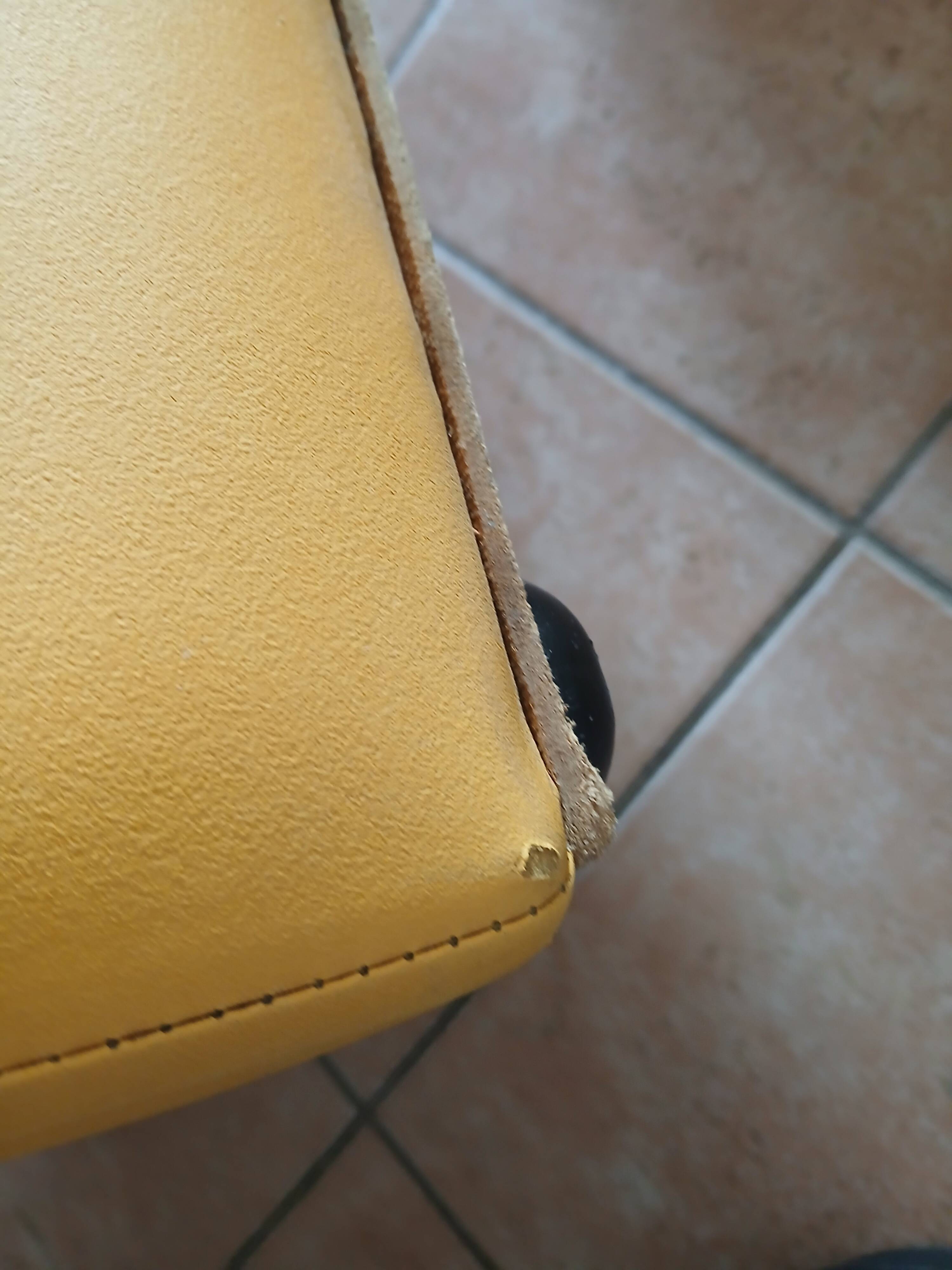 Lot de 4 chauffeuses années 70/80 vintage en similli cuir  jaune moutarde