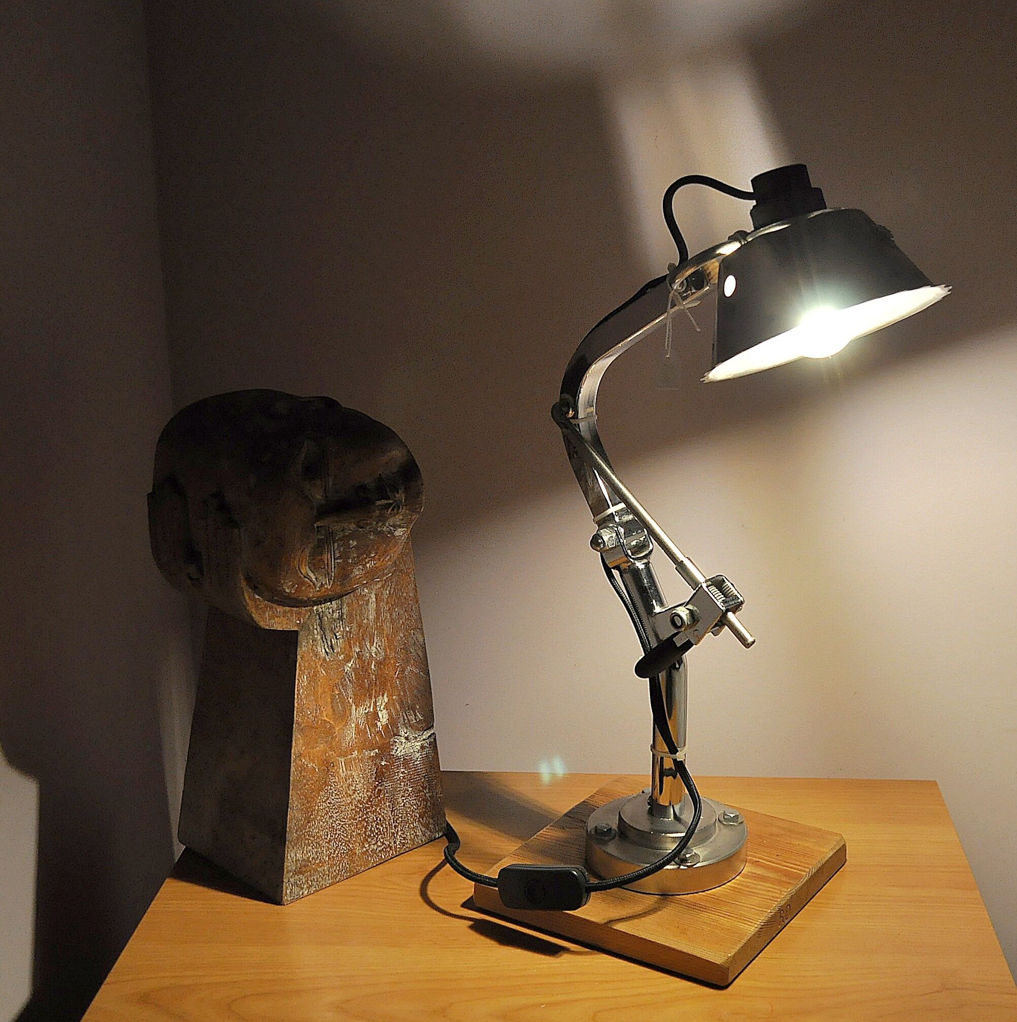 Lampe articulée et pivotante industrielle