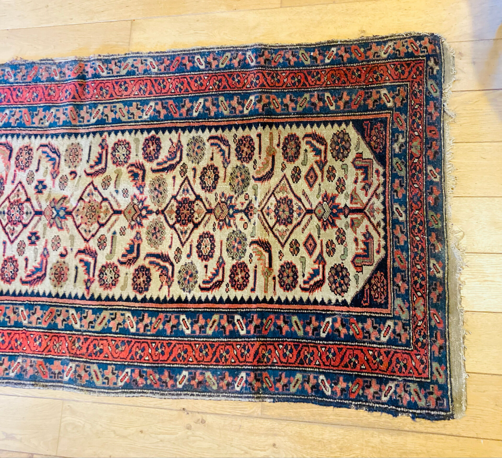 Oriental carpet from the early 20th century made of pure virgin wool, handmade.