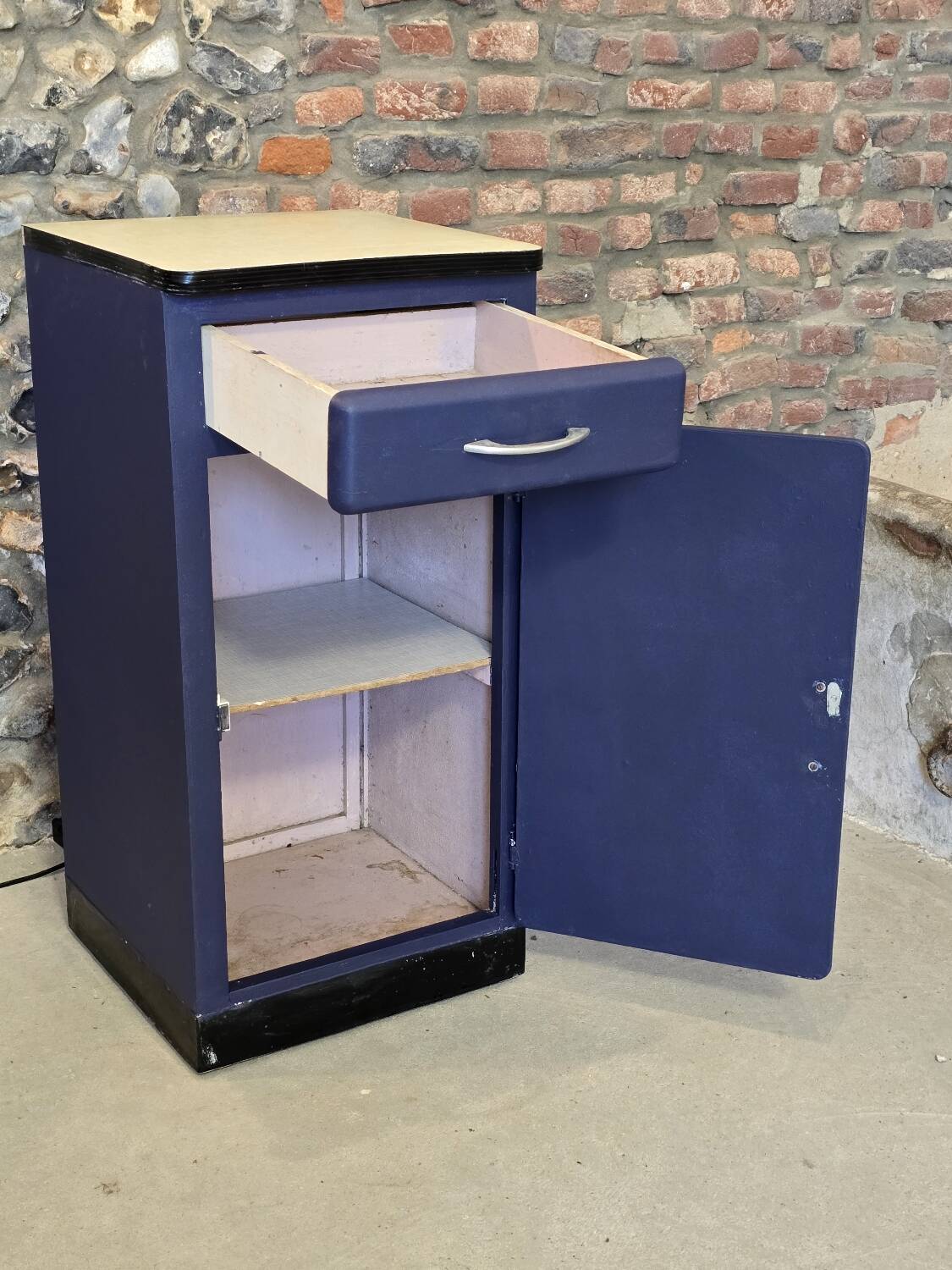 Petit meuble de cuisine Mado 1960 repeint en bleu de Sèvres