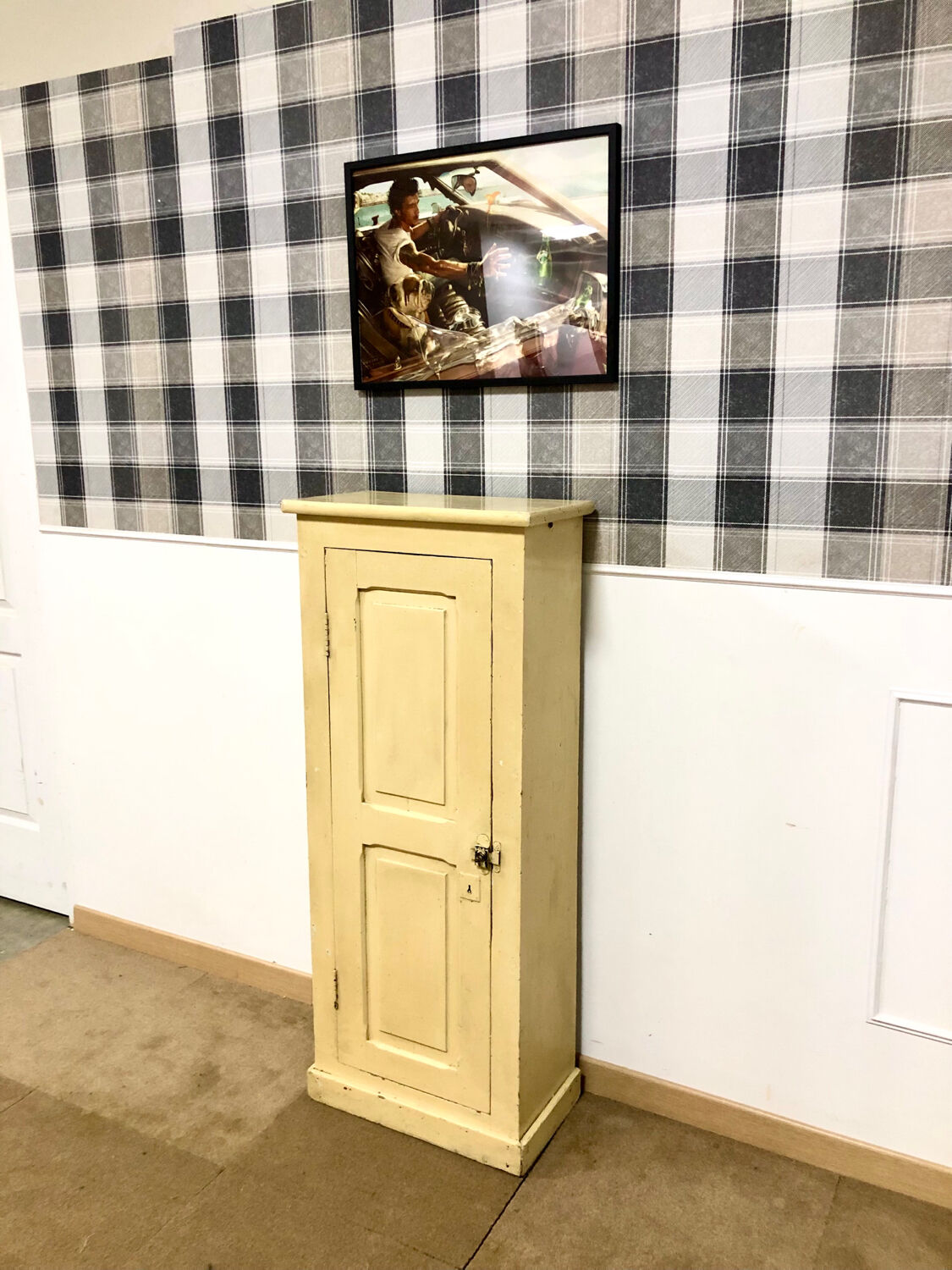 Petite armoire beige vintage