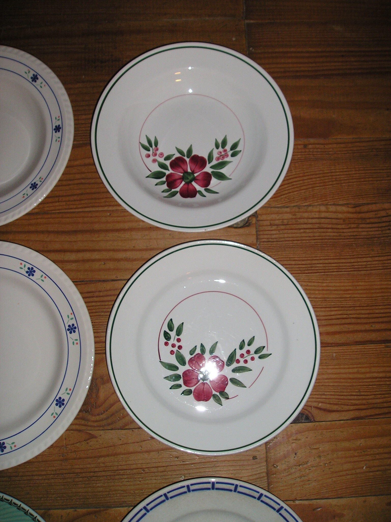 Mismatched crockery service for 6 people