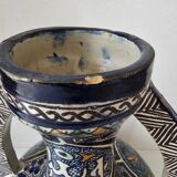 Vase à deux anses et panse aplatie, en faïence polychrome Signature sous la