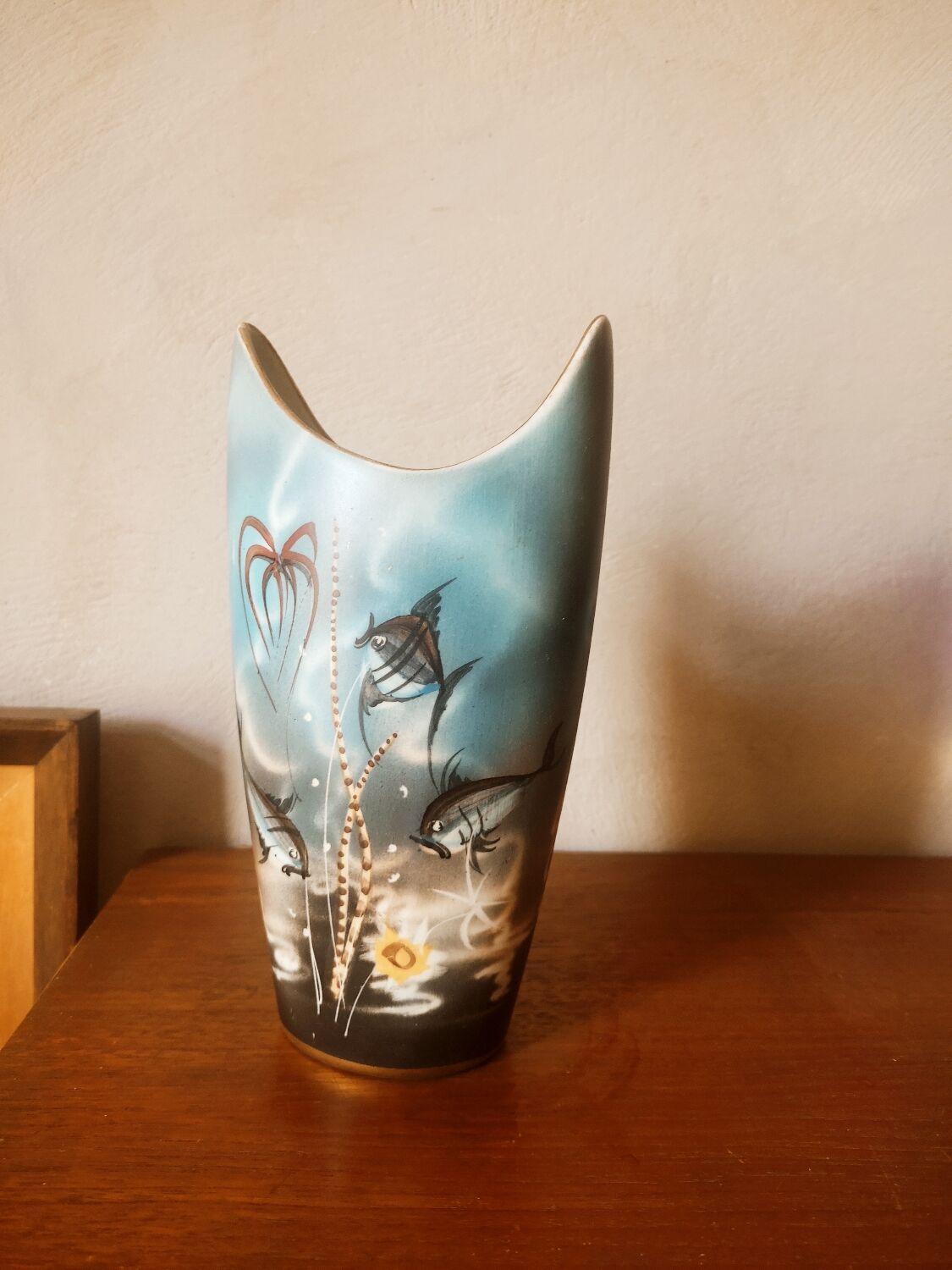 Free-form marine decoration vase