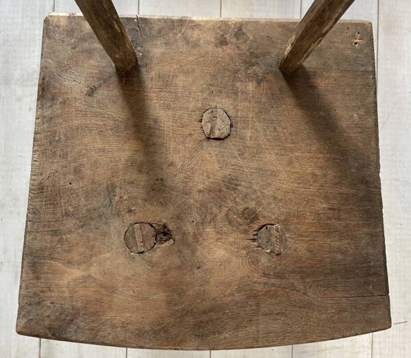 3 chaises tripodes en chêne, art brut