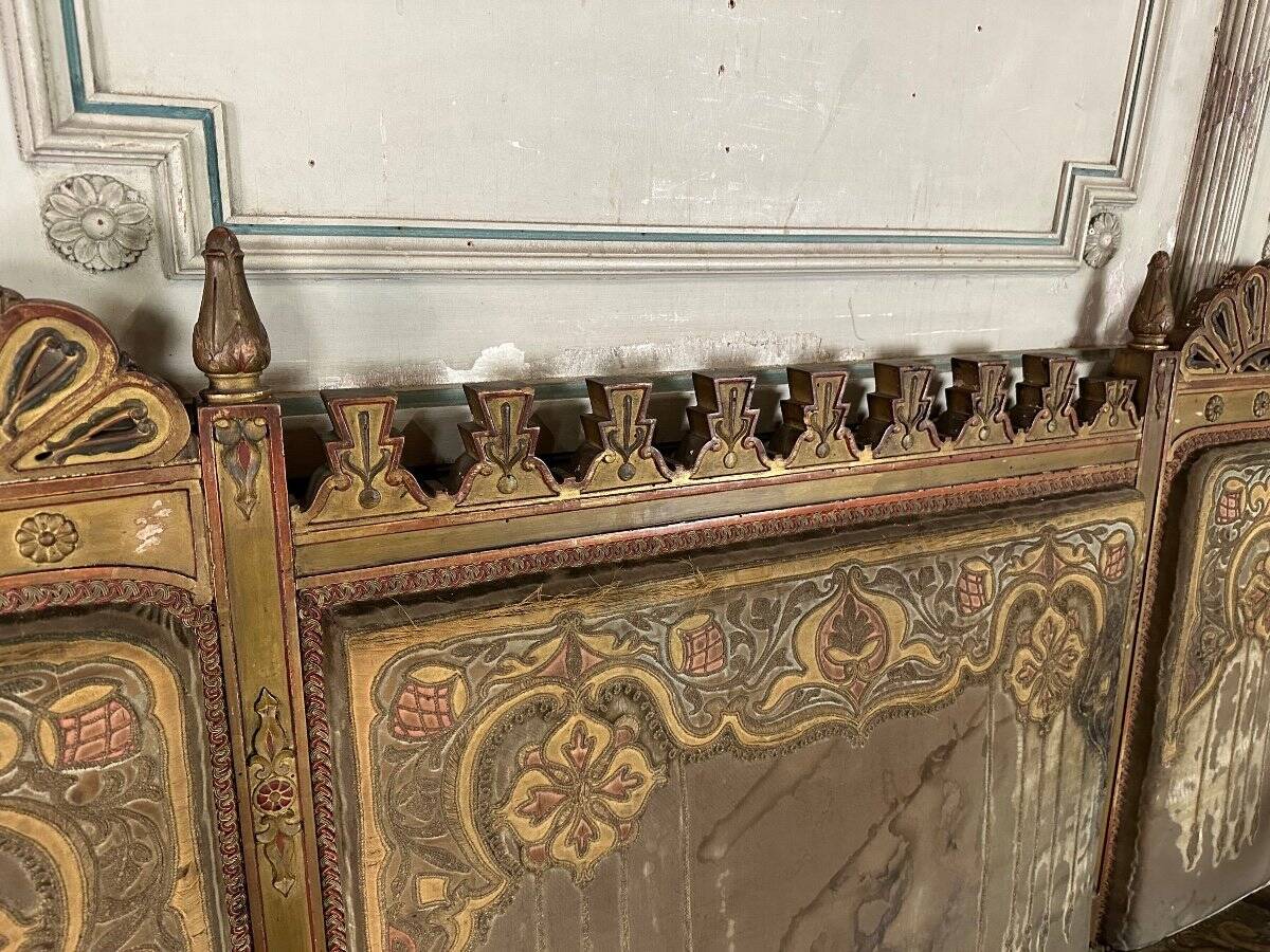 Pair of corner armchairs and an Orientalist bench in carved and polychrome wood from around 1900.