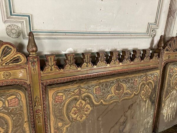 Paire de fauteuils de coin et une banquette orientaliste en bois sculpté et polychromé vers 1900