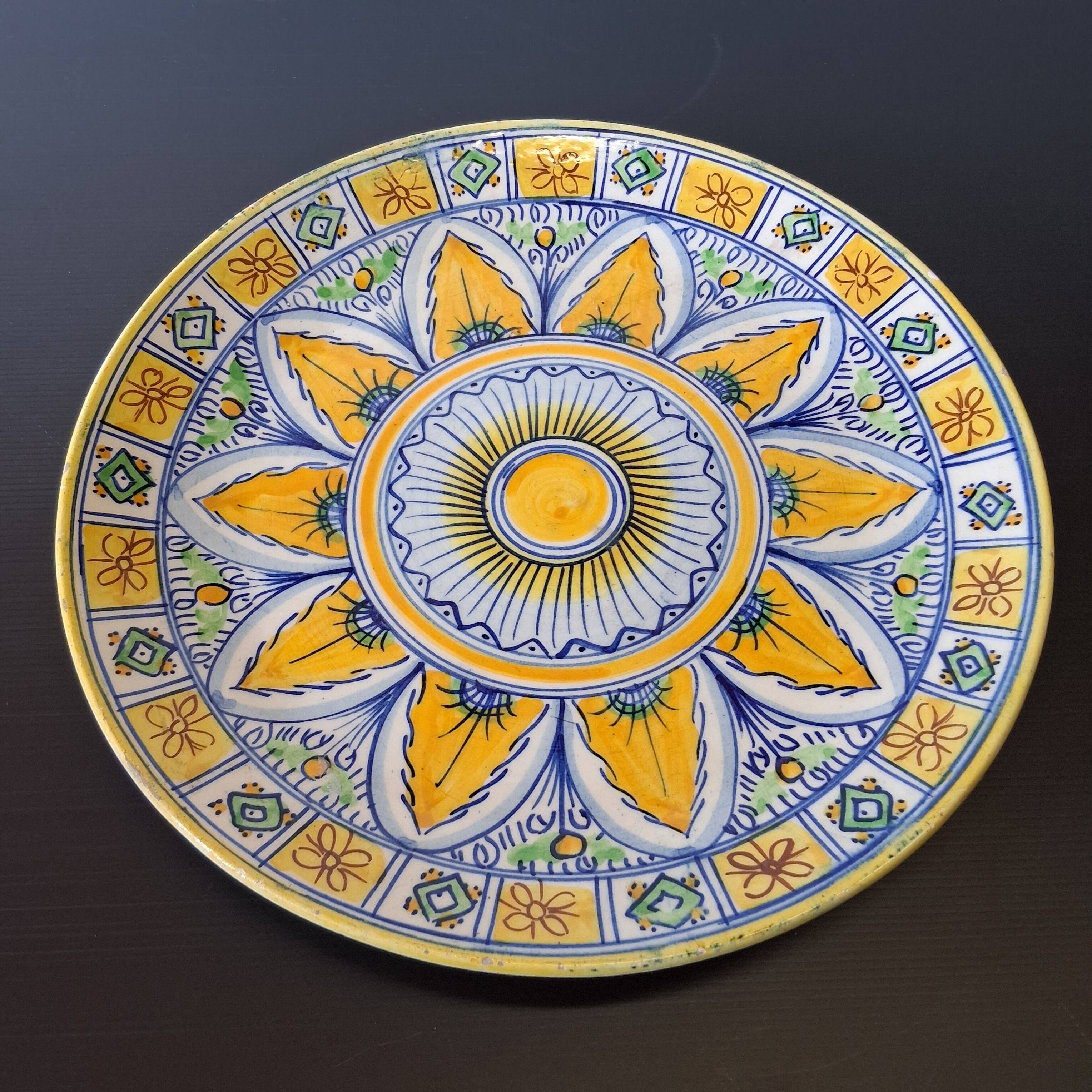 Very large serving dish / or fruit bowl in ceramic in very good condition.