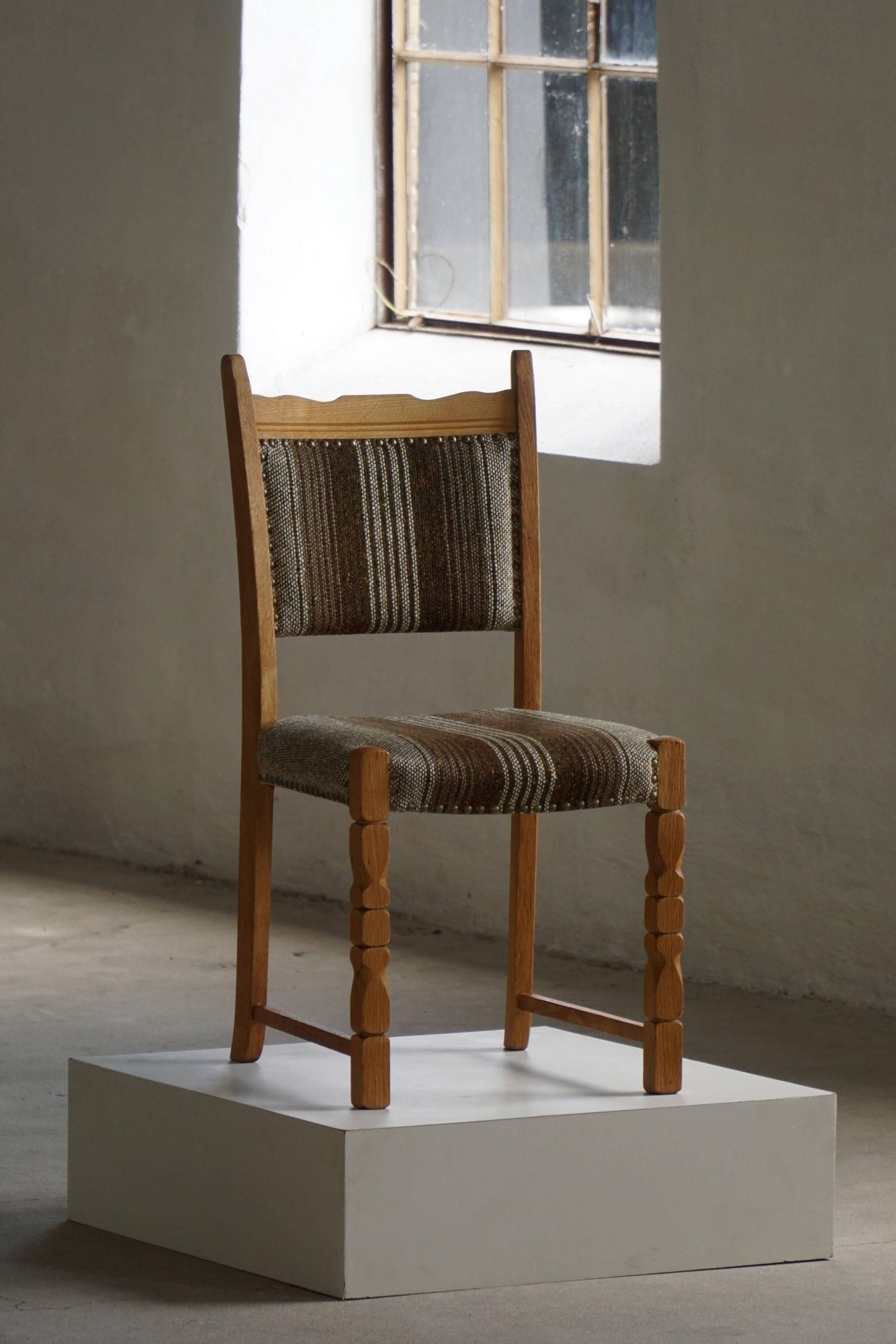 Danish Mid-Century Modern style, set of 8 dining chairs in oak and wool, 1960s.