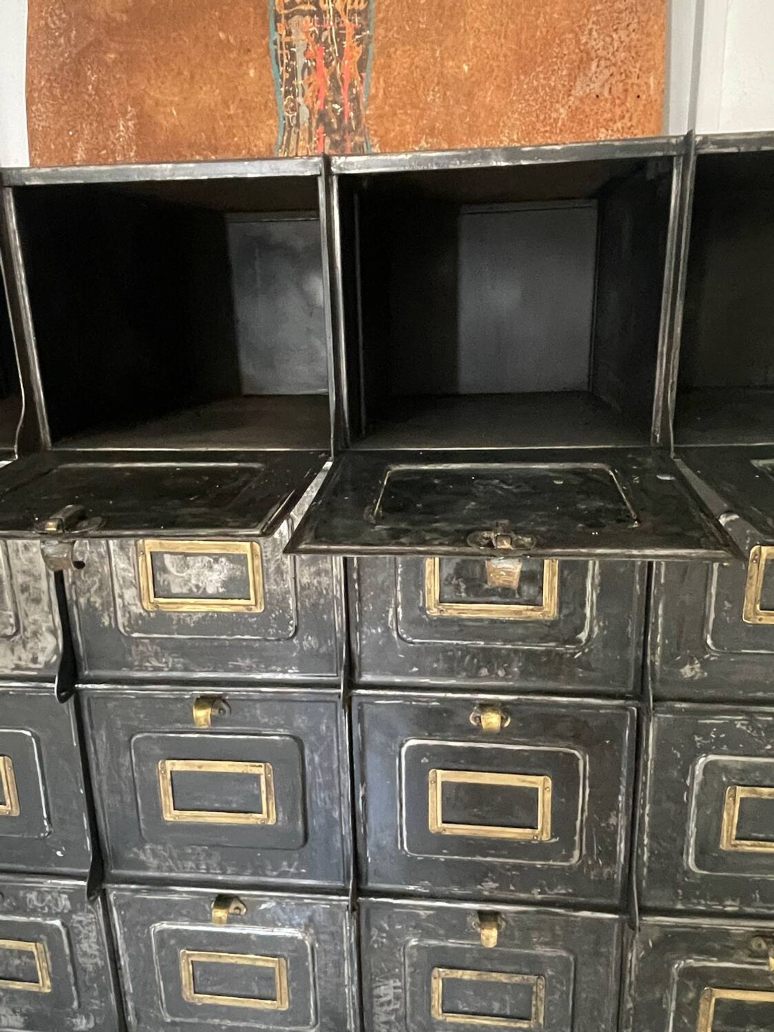 Strafor cabinet with flaps