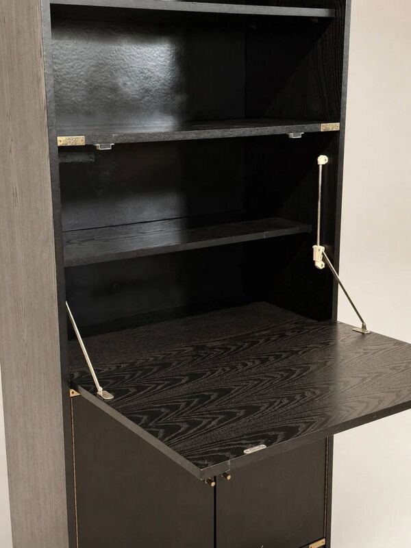 Meuble haut vintage noir style campaign avec garnitures d’angle en laiton