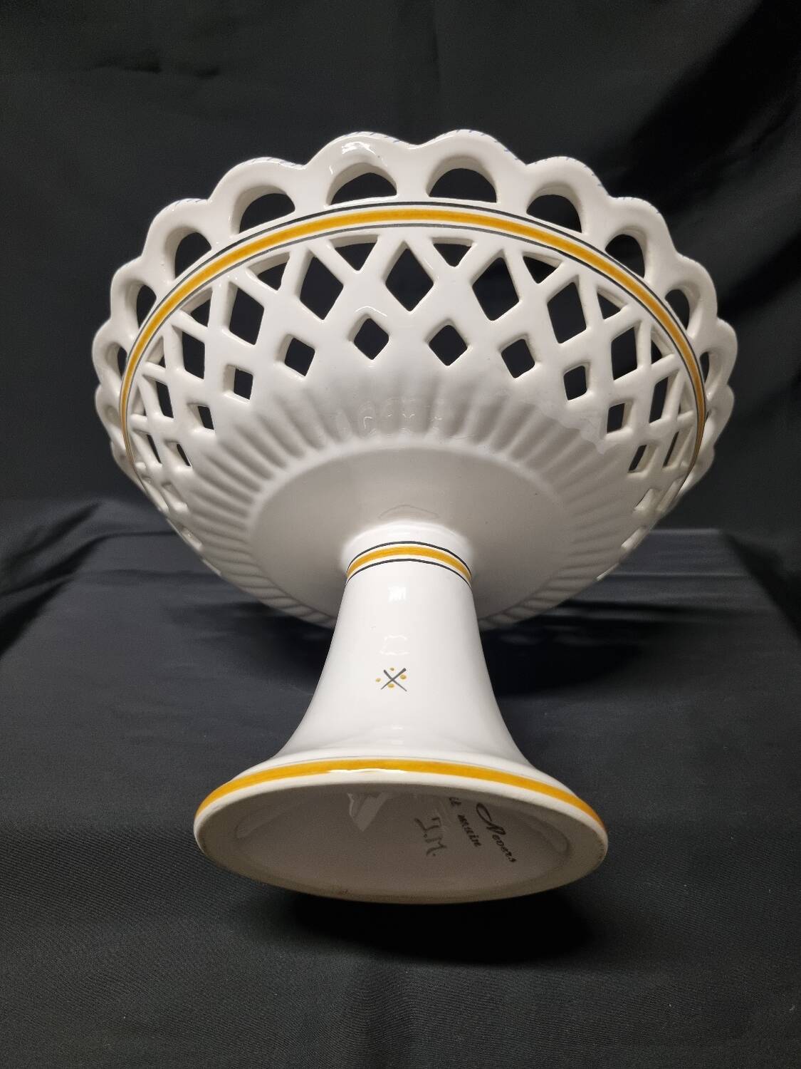 Nevers pedestal bowl