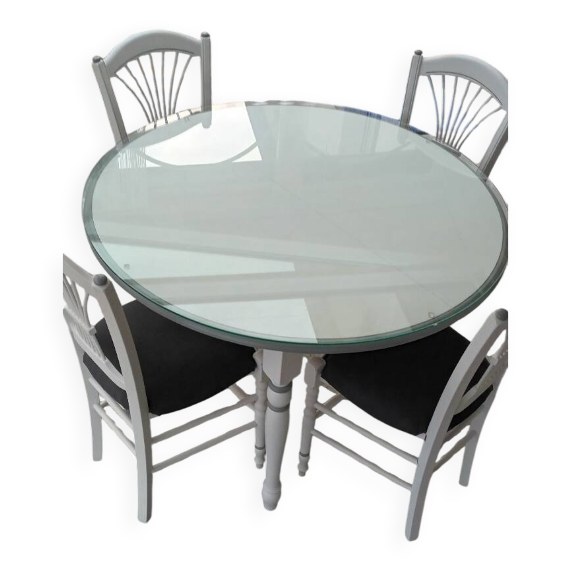 Extendable round table and 4 wooden and straw chairs.