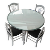 Extendable round table and 4 wooden and straw chairs.