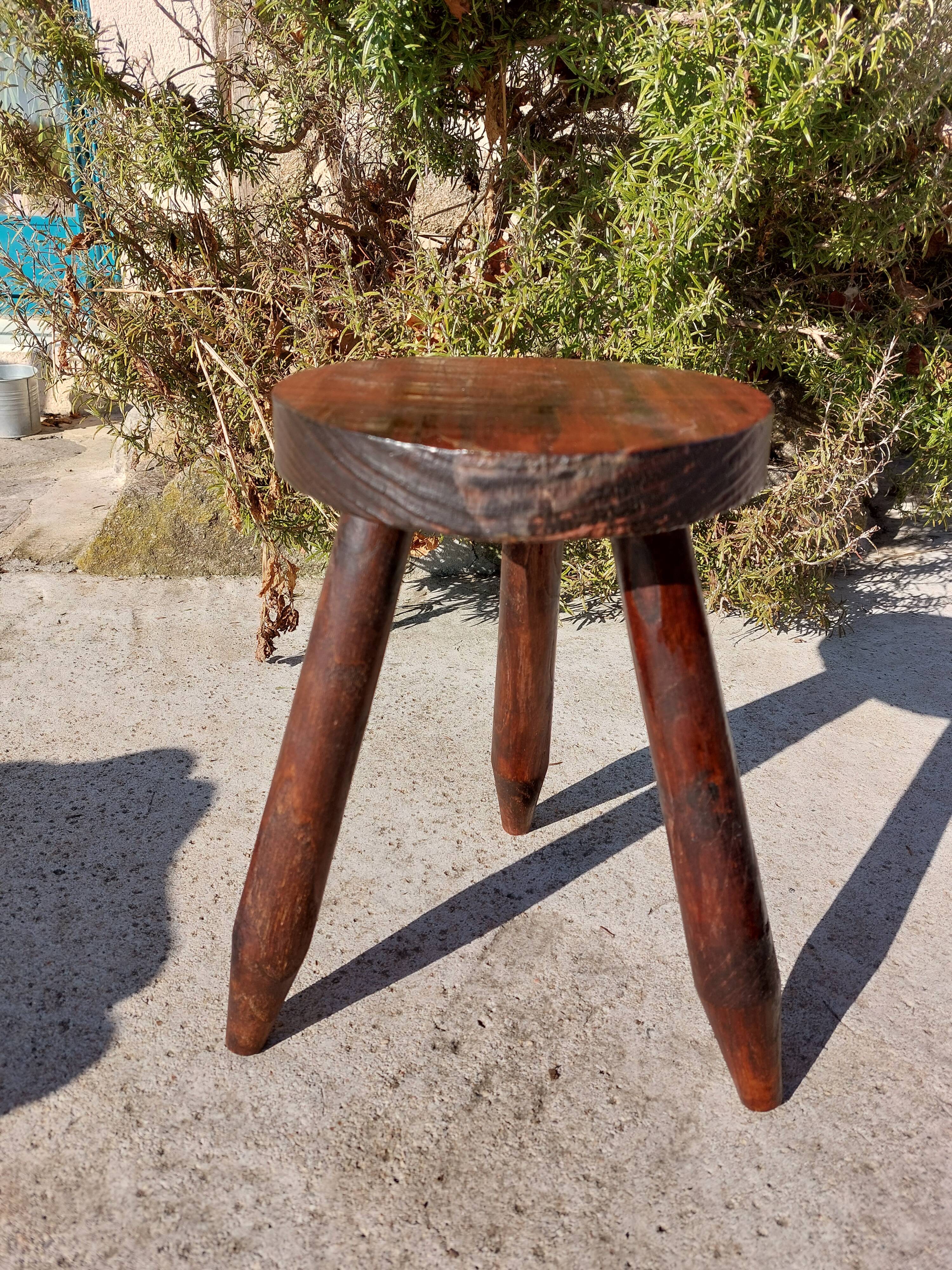 Round tripod stool