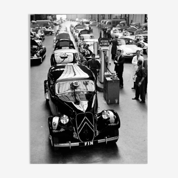 Photographie, "La dernière traction, usines Citroën de javel", 1957 - 15 X 20 cm.