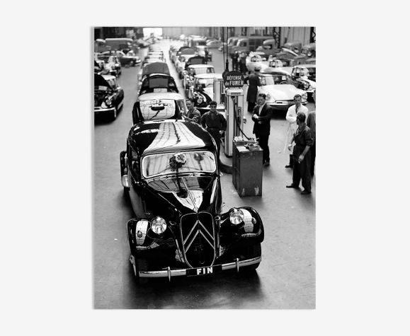 Photographie, "La dernière traction, usines Citroën de javel", 1957 - 15 X 20 cm.