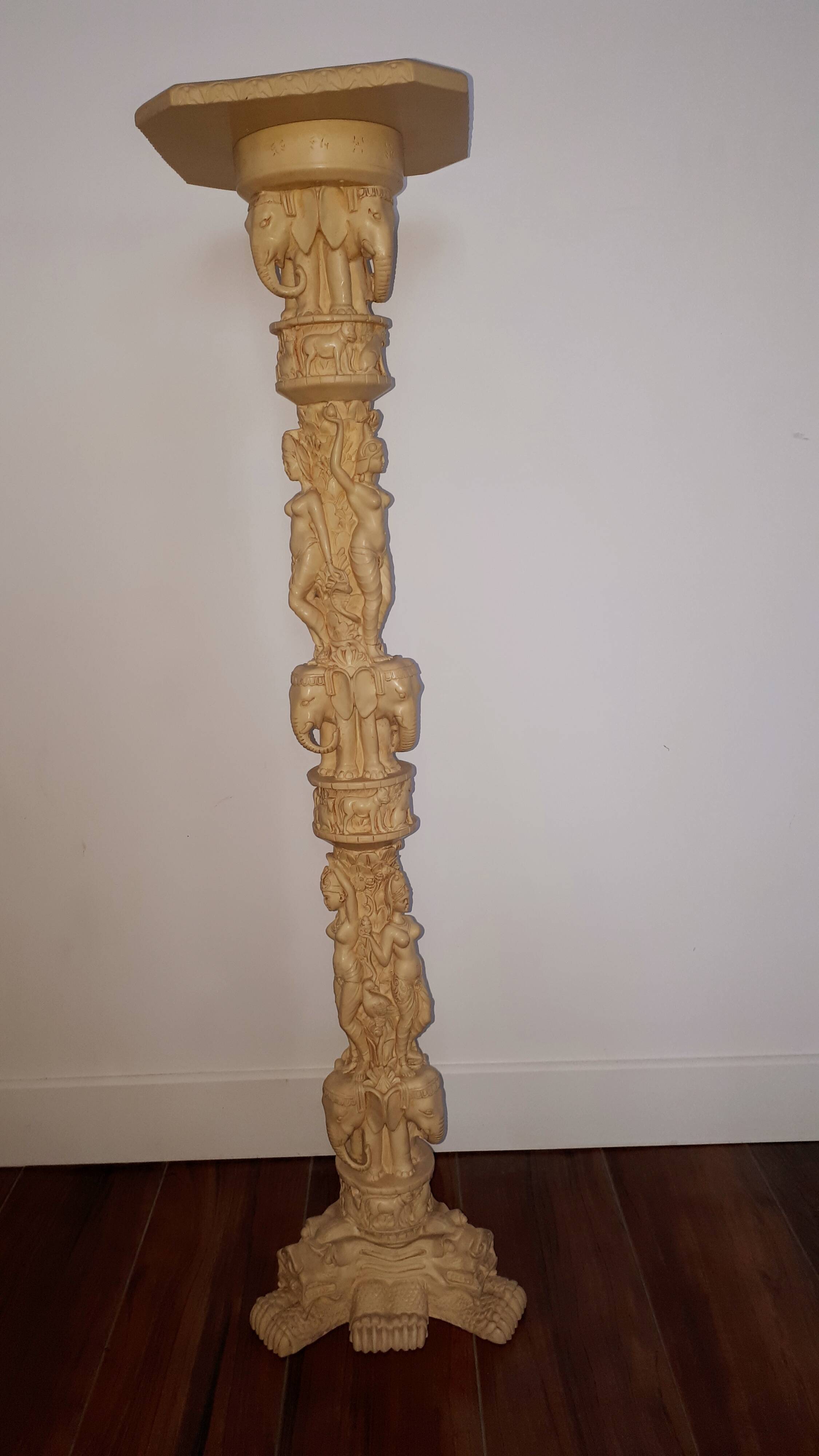 Selette Indochinese sculpted column