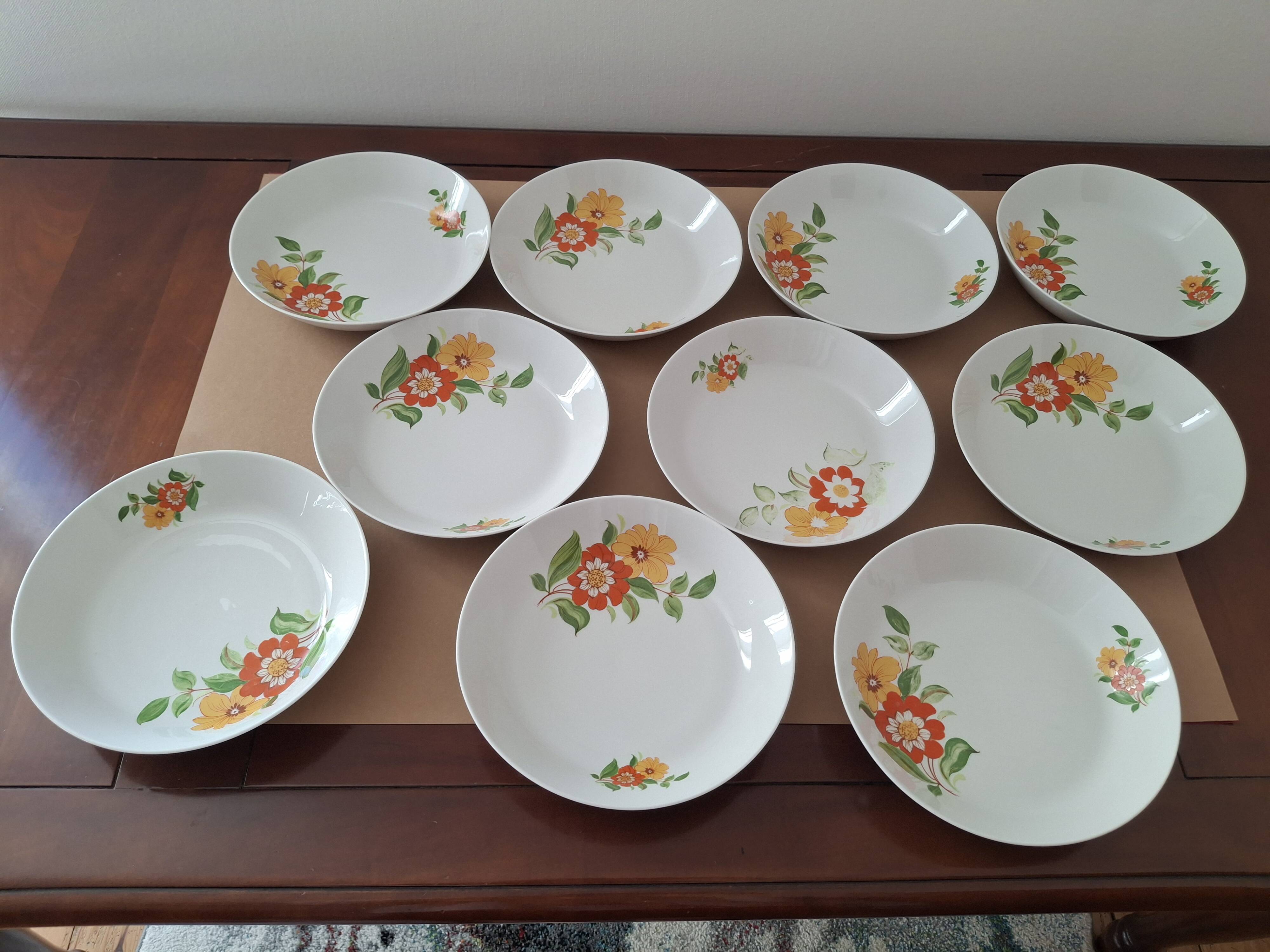 Vintage table service in Italian porcelain "Royal" with floral decoration.