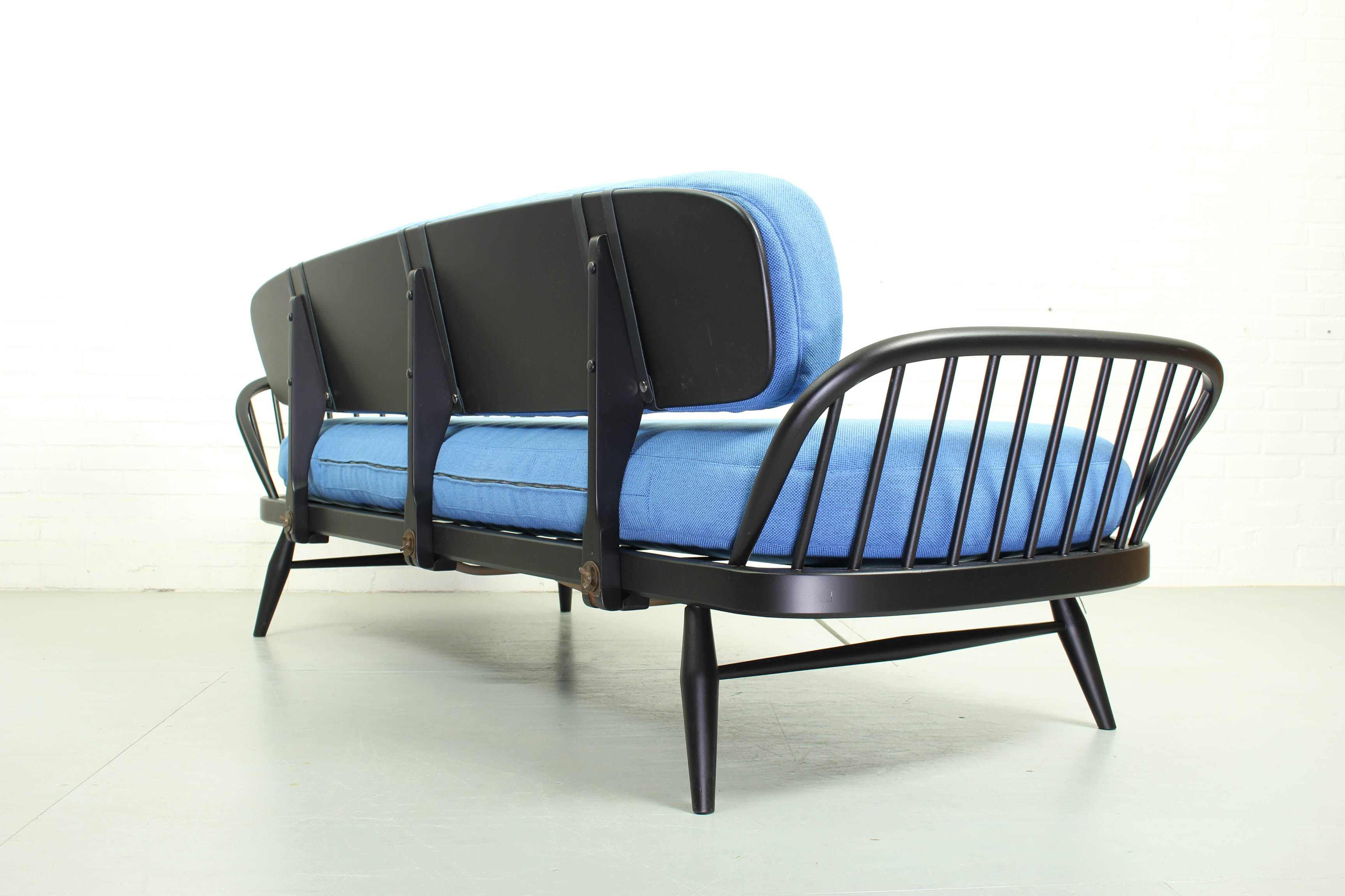 Lounge set with sofa daybed model ‘355’ and 2 windsor lounge chairs Lucian Ercolani for Ercol