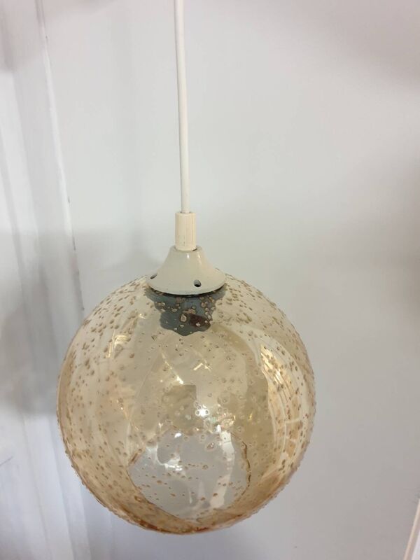 Suspension globe vintage en verre ambré à  bulles