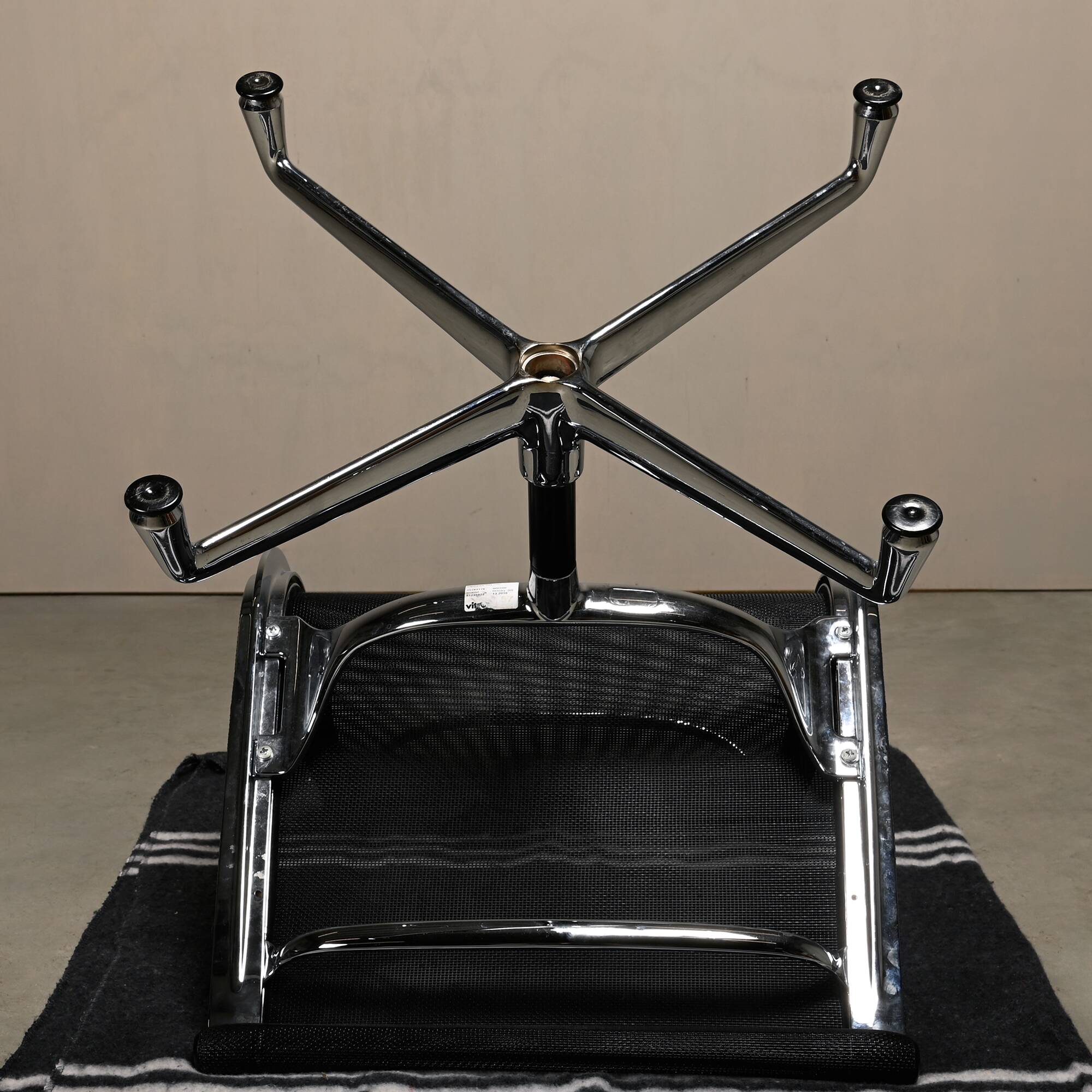 Eames Aluminum Group EA106 Dining Chairs in Black Netweave Mesh, Vitra