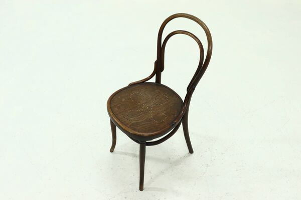 Chaise de bistrot Thonet ancienne avec pieds décoratifs et assise perforée, années 1920