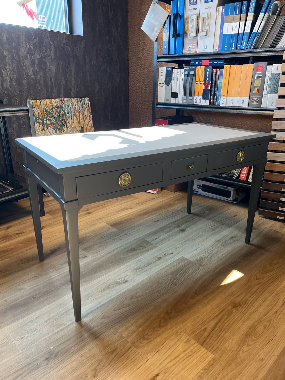 Desk - table - entrance furniture