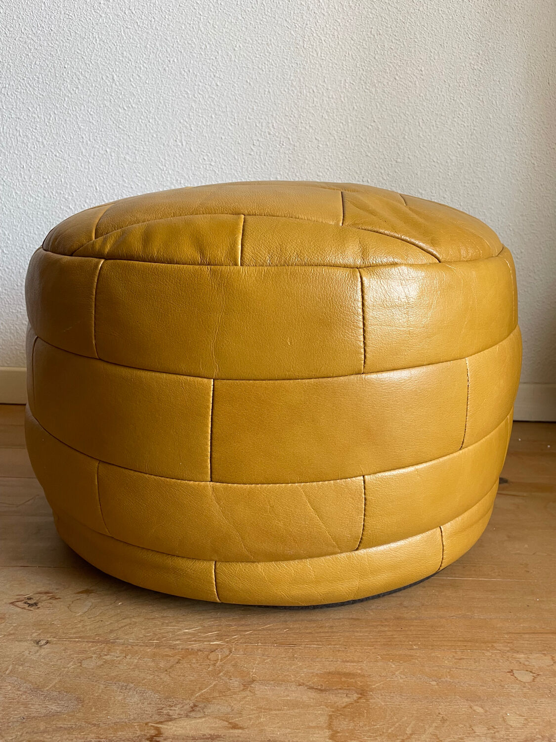 2 poufs moutarde patchwork en cuir de Sède