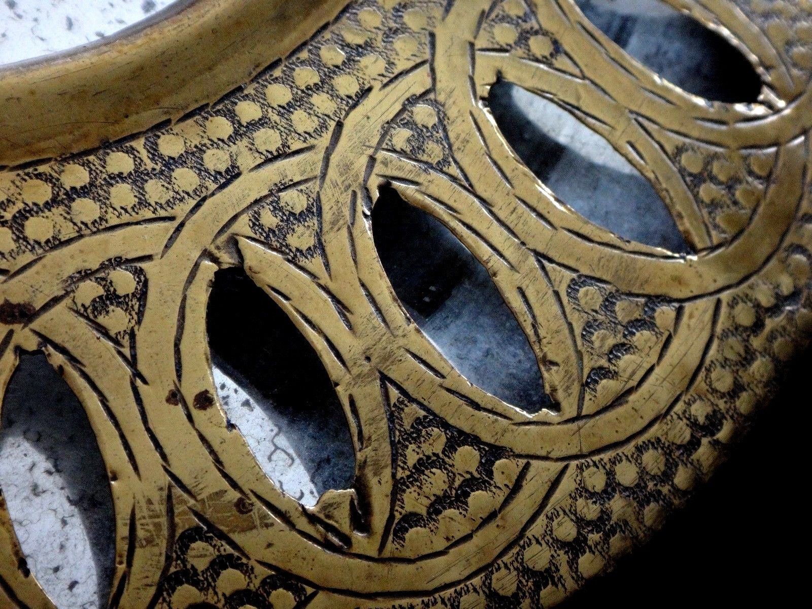 Old round oriental mirror in chiseled brass 29cm