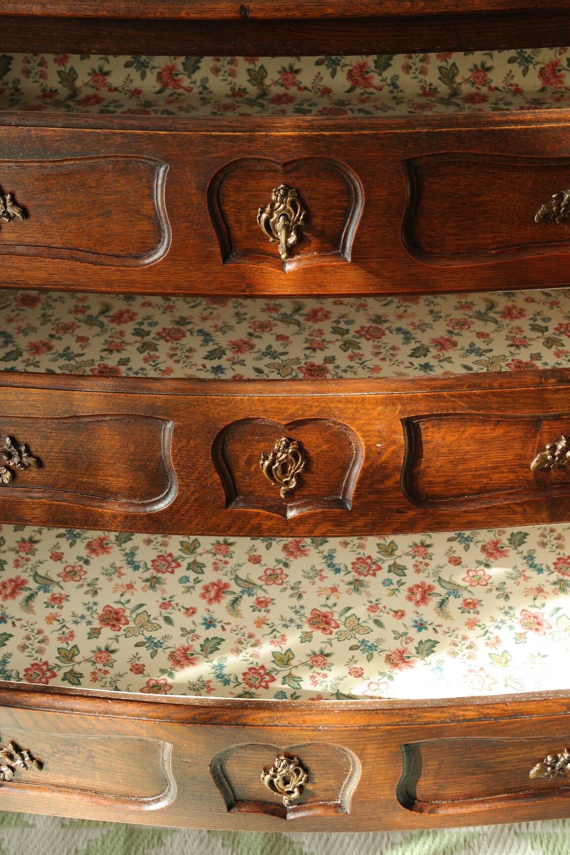 Louis XV style commode in solid oak, 20th century.