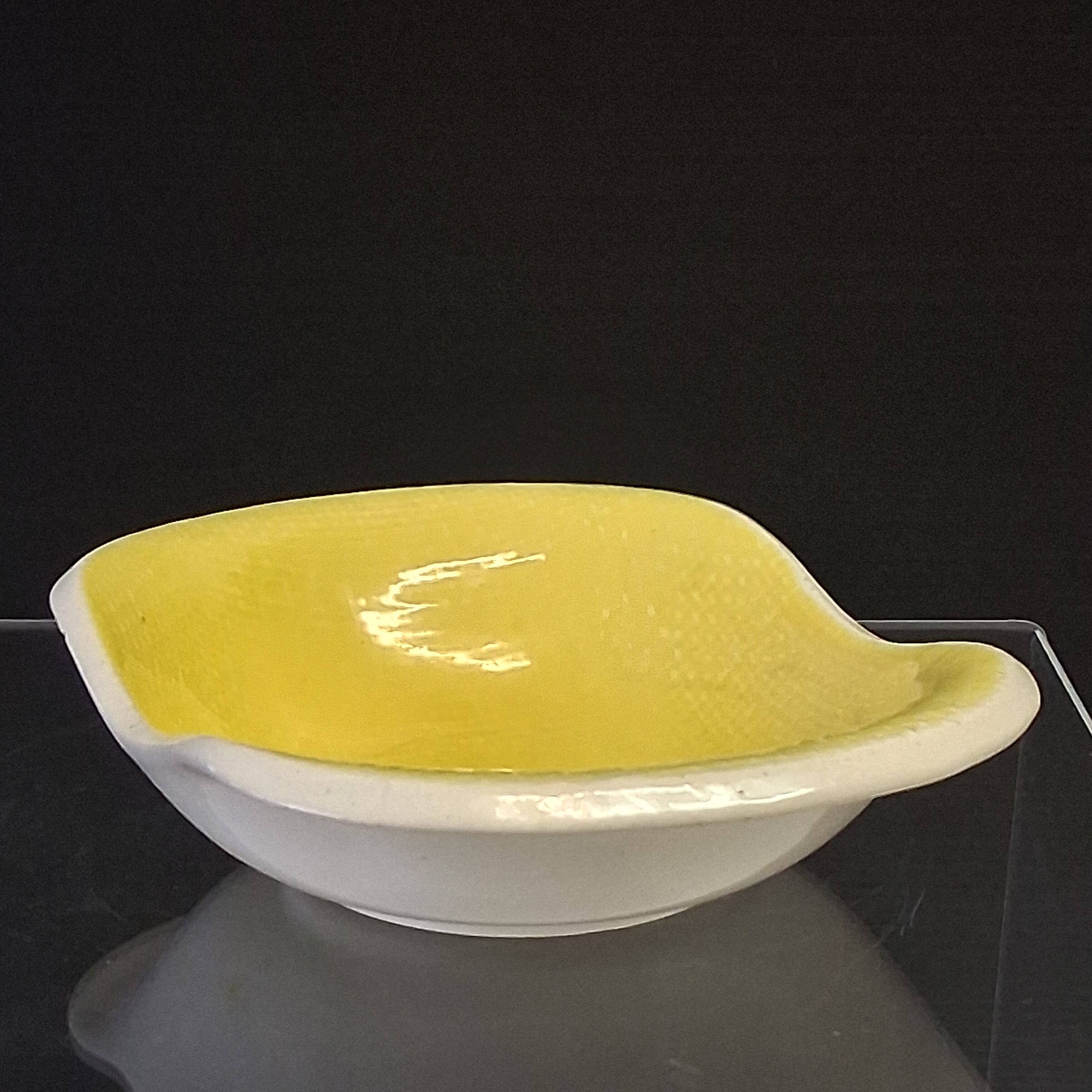 Ancien vide poche jaune de chez Salins