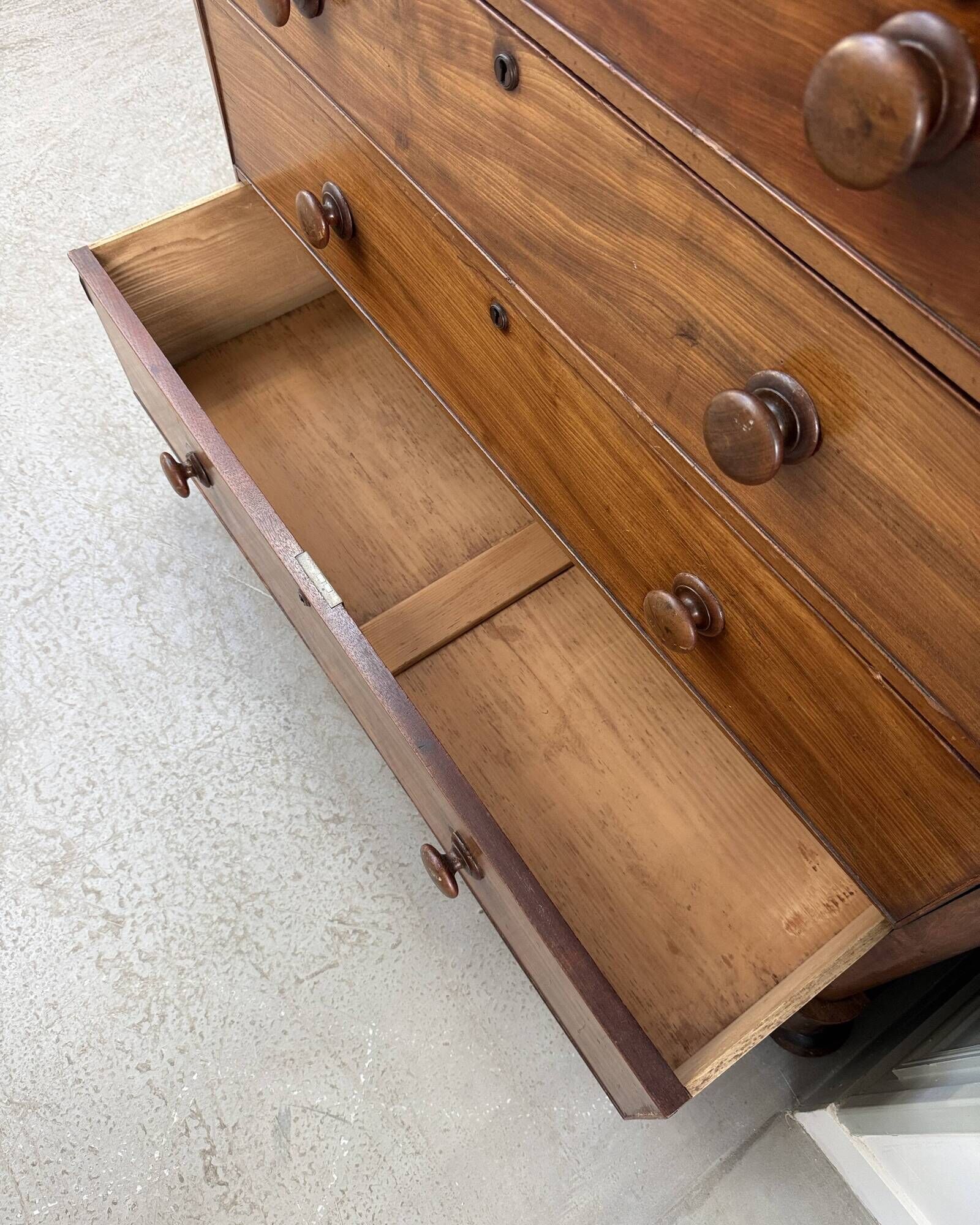 Large Victorian English mahogany chest of drawers (renovated)