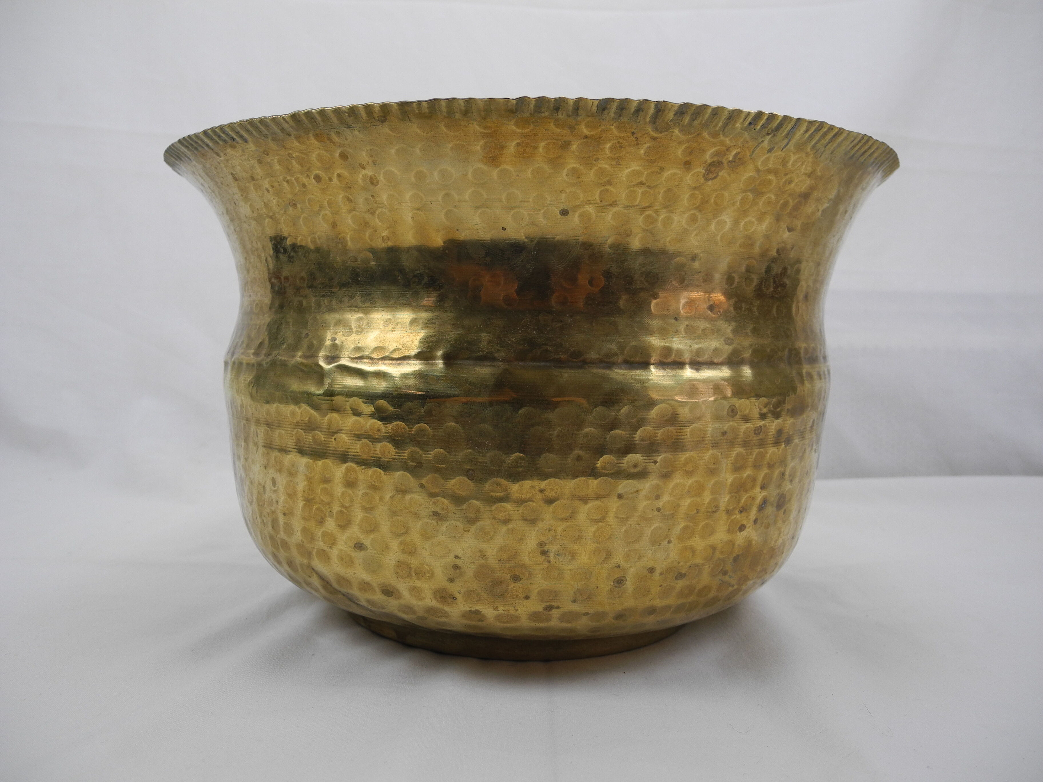 Cache pot laiton doré martelé old brass flowers pot