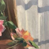 Table bouquet of roses in front of the window