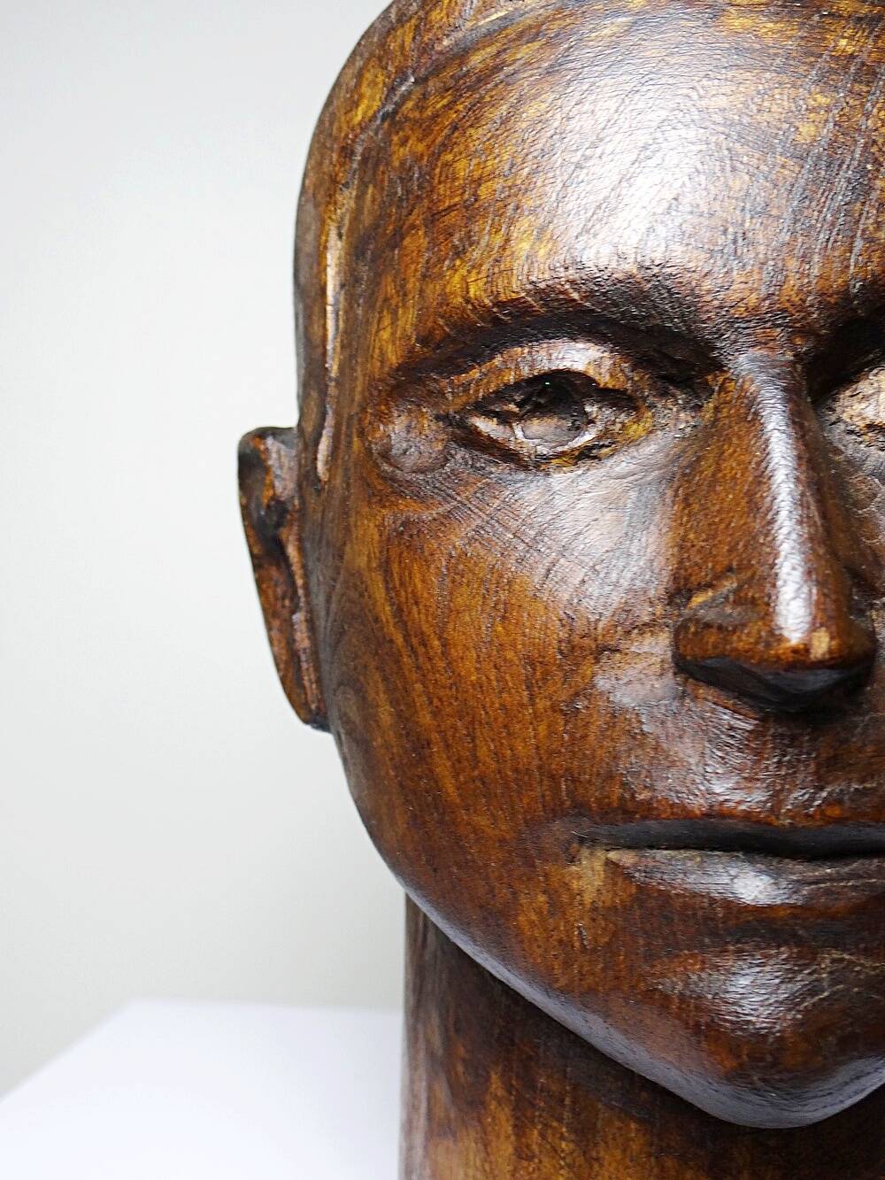 Monoxyle wood sculpture of a man's head, vintage craftsmanship from the 1950s.