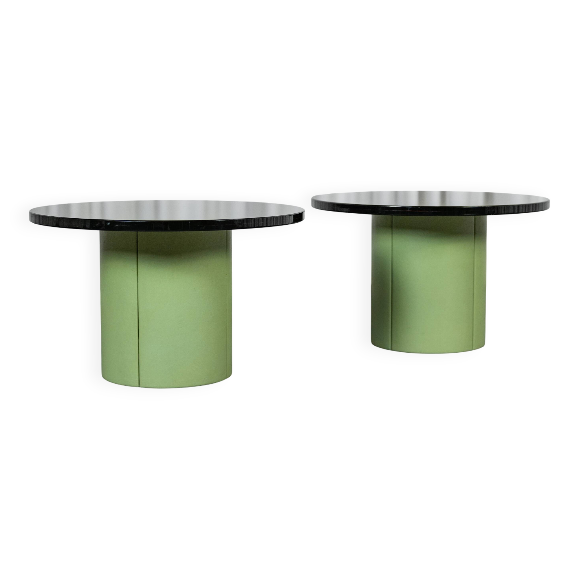 2 tables basses en cuir et plexiglas