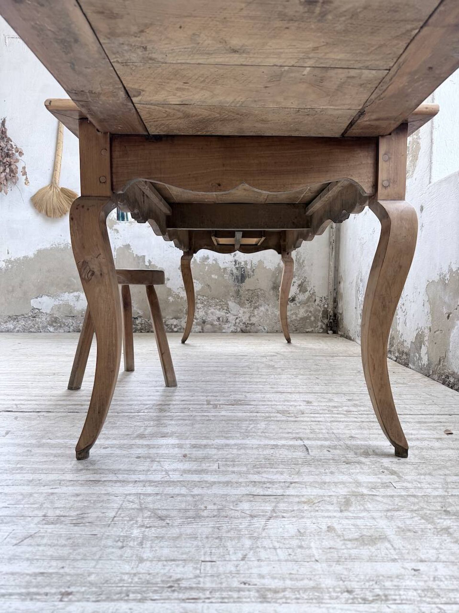 Table de ferme merisier pieds galbés XIXème