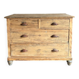 Chest of drawers, shell handle.