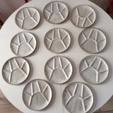 Série de 11 assiettes vintage  en grès avec compartiments