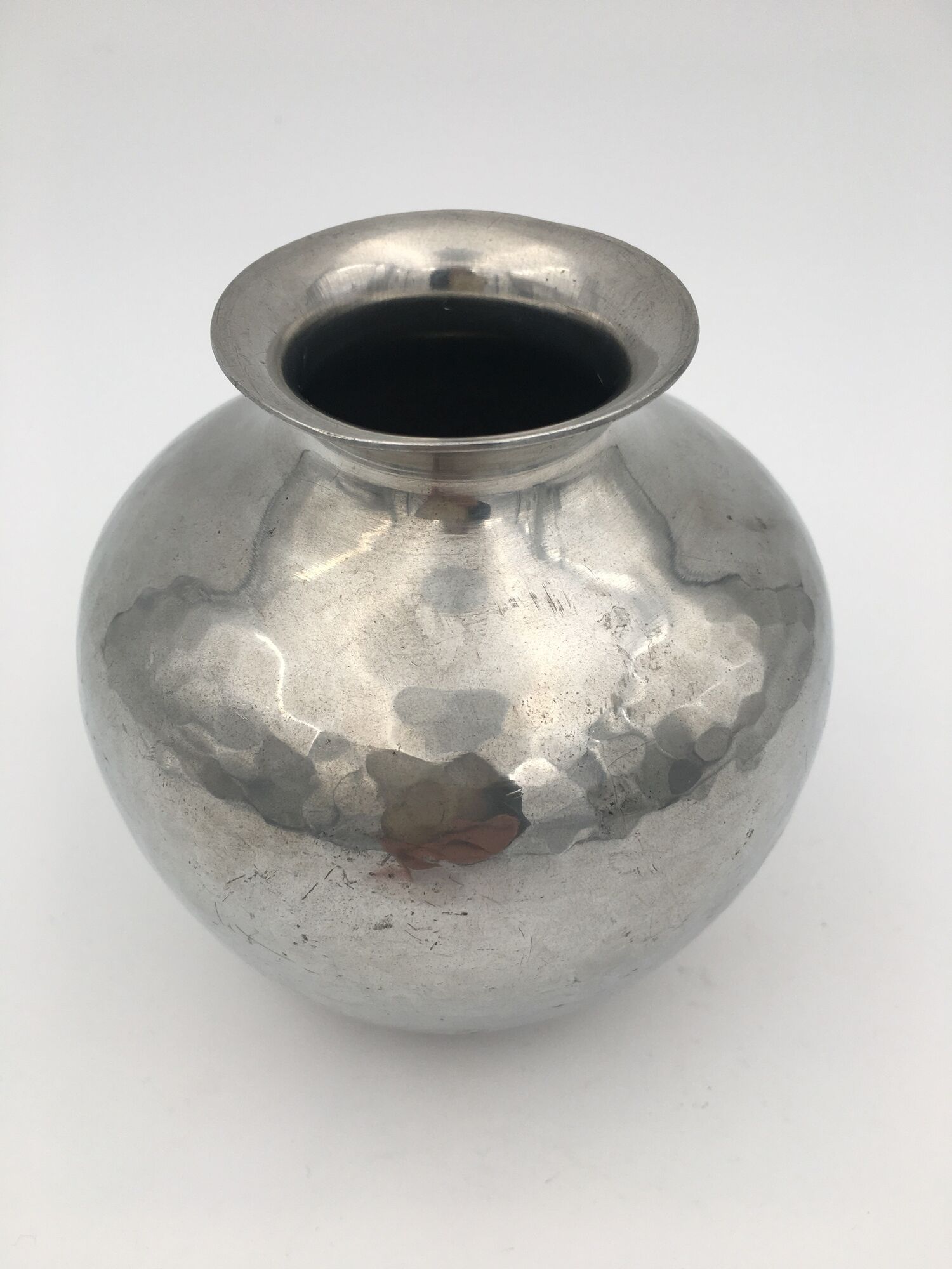 Vase ball in shiny hammered pewter, art deco, signed Chanal - 1910's